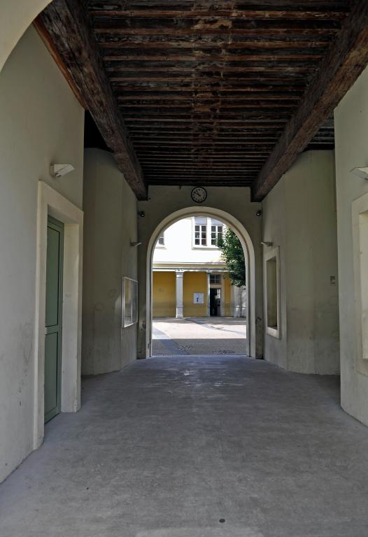 Collège de jésuites, puis institut national, école centrale supplémentaire, école communale secondaire, collège communal et école pratique de commerce et d'industrie, lycée, actuellement collège François-Ponsard
