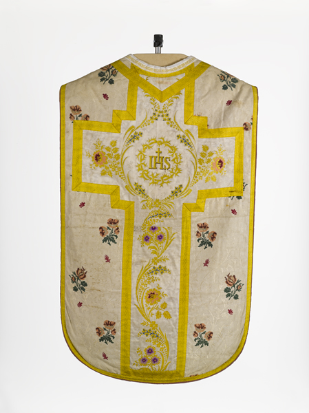 ornement blanc : chasuble, étole, manipule