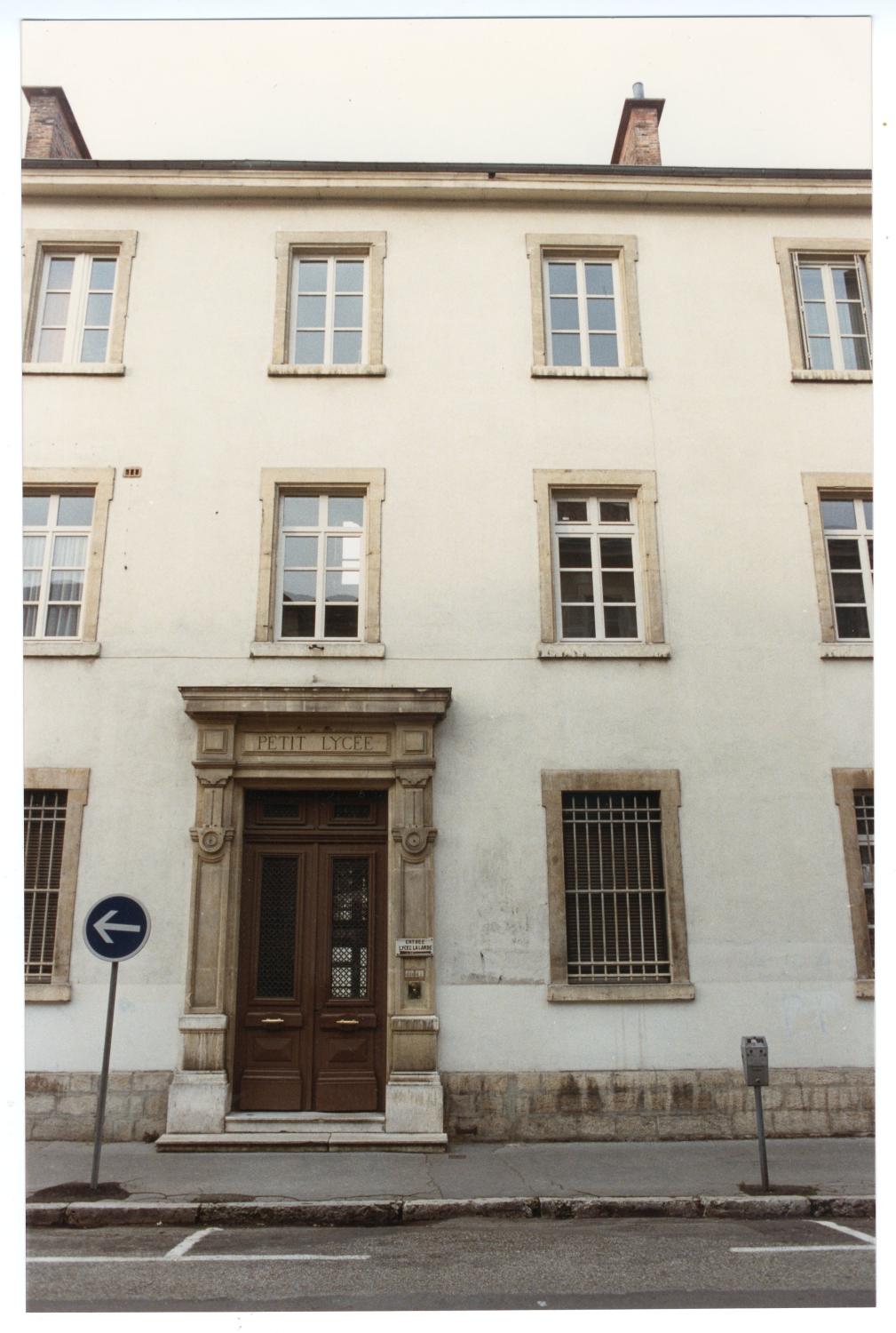 Collège de jésuites, puis école centrale, école secondaire communale, lycée impérial, lycée de garçons, actuellement lycée Lalande