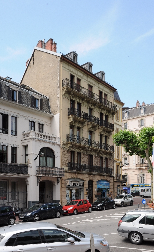 Hôtel de voyageurs, dit Hôtel du Centre et des Voyageurs, puis Hôtel du Centre, actuellement immeuble