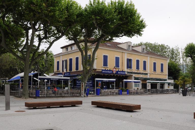 Hôtel de voyageurs Beau-Rivage, café-brasserie Skiff Pub et restaurant La Crêperie du Port