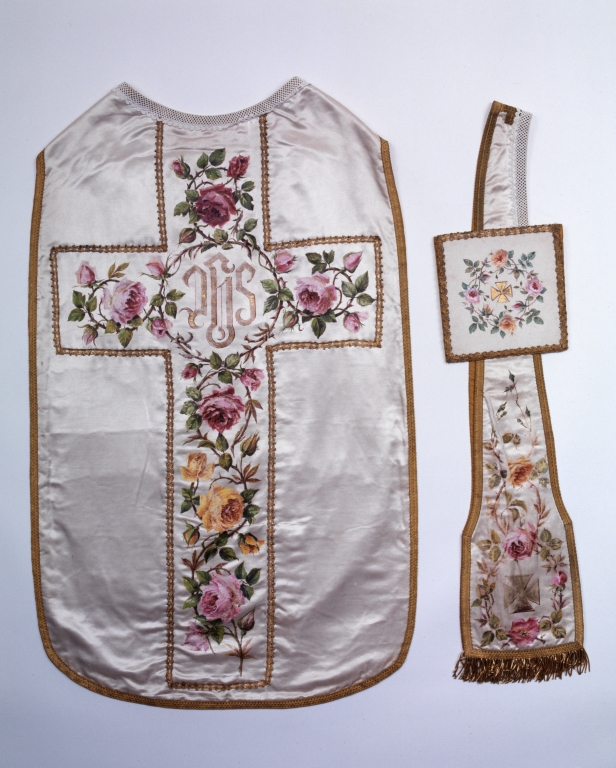 Chasuble, étole, manipule, bourse de corporal, pale : ornement blanc