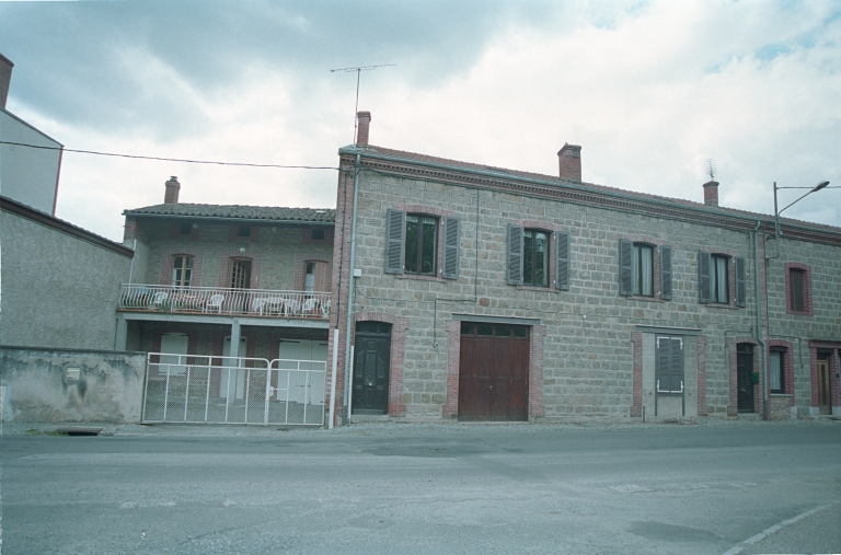 Les maisons, magasins de commerce et immeubles de la commune de Sail-sous-Couzan