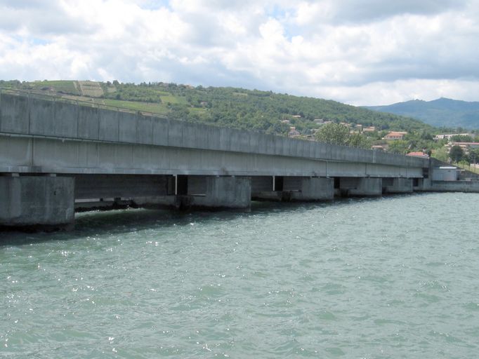 Barrage de retenue de Saint-Pierre-de-Boeuf, pont routier
