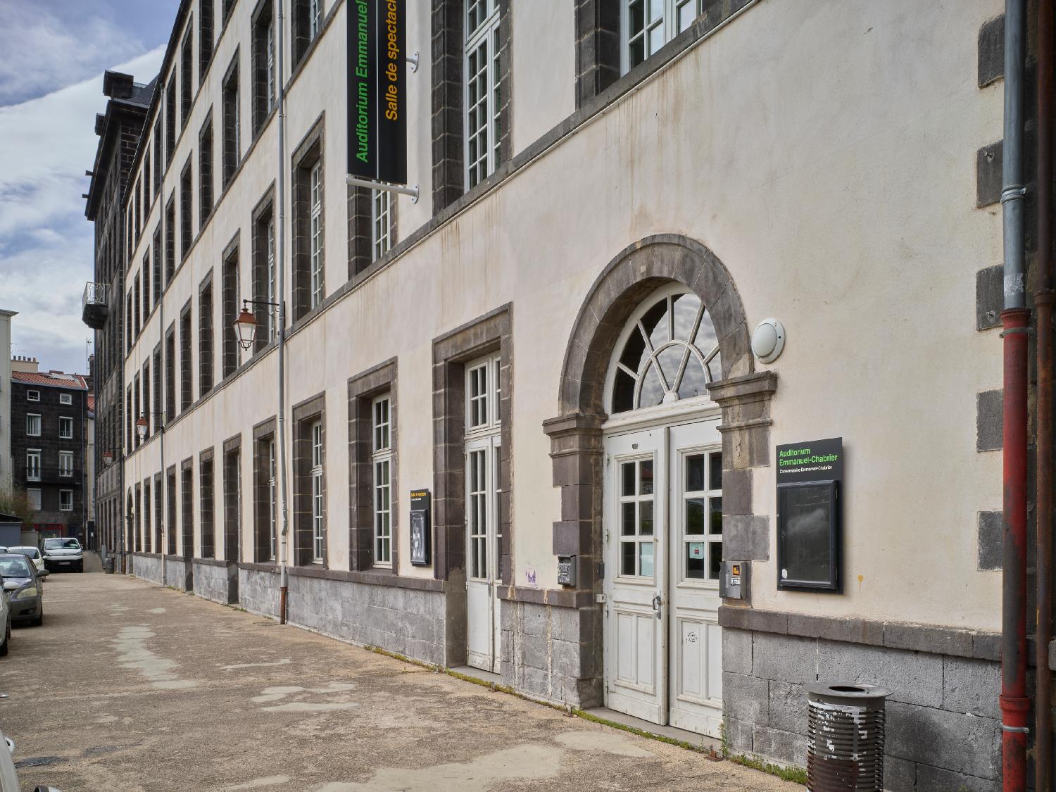 Collège des jésuites de Clermont dit collège royal ou Grand collège ; institut national ; école centrale ; lycée ; collège royal ; lycée impérial ; lycée de garçons dit lycée Blaise-Pascal ; centre culturel Blaise-Pascal et conservatoire Emmanuel-Chabrier