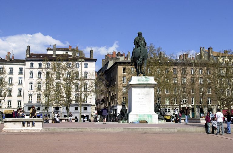 Groupe sculpté : statue équestre de Louis XIV