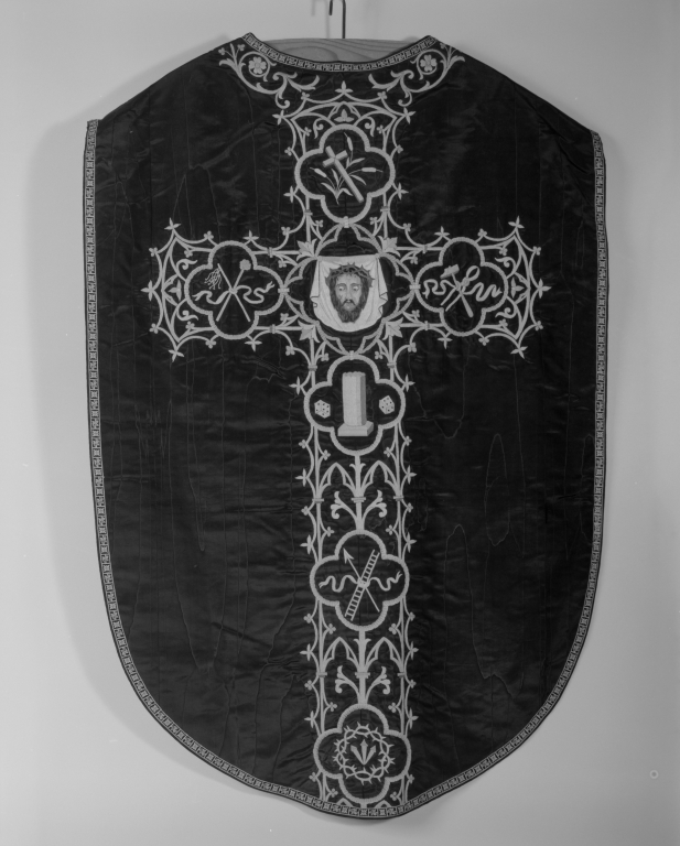 Chasuble, étole, bourse de corporal, voile de calice : ornement noir