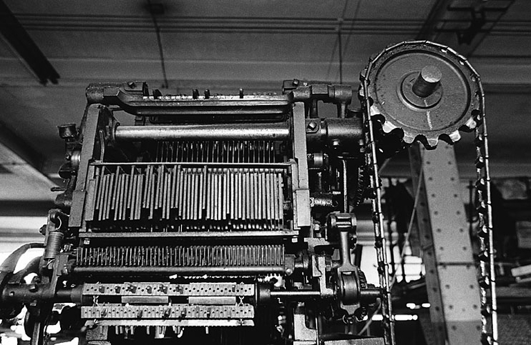 27 machines à tisser dite métiers à tisser, machine à enfiler, machine à contrôler dite visiteuse, 3 machines à bobiner de l'usine Dorures Louis Mathieu Industrie