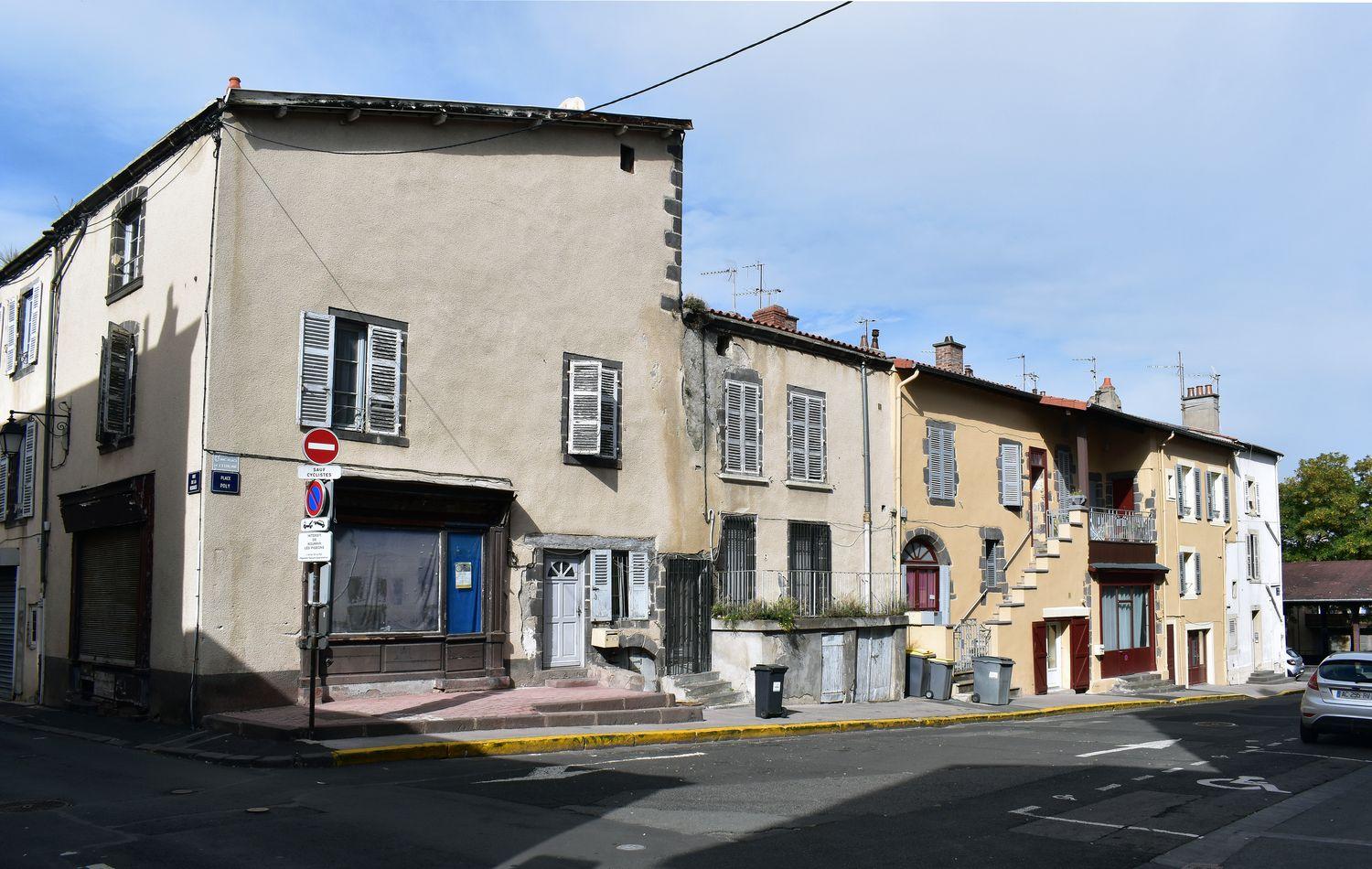 Ensemble de trois maisons