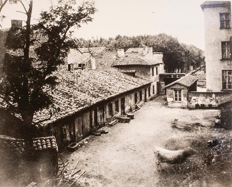 Manoir de Chènevoux, puis collège de jésuites, puis école centrale, puis lycée de garçons, actuellement lycée d'enseignement secondaire Jean-Puy