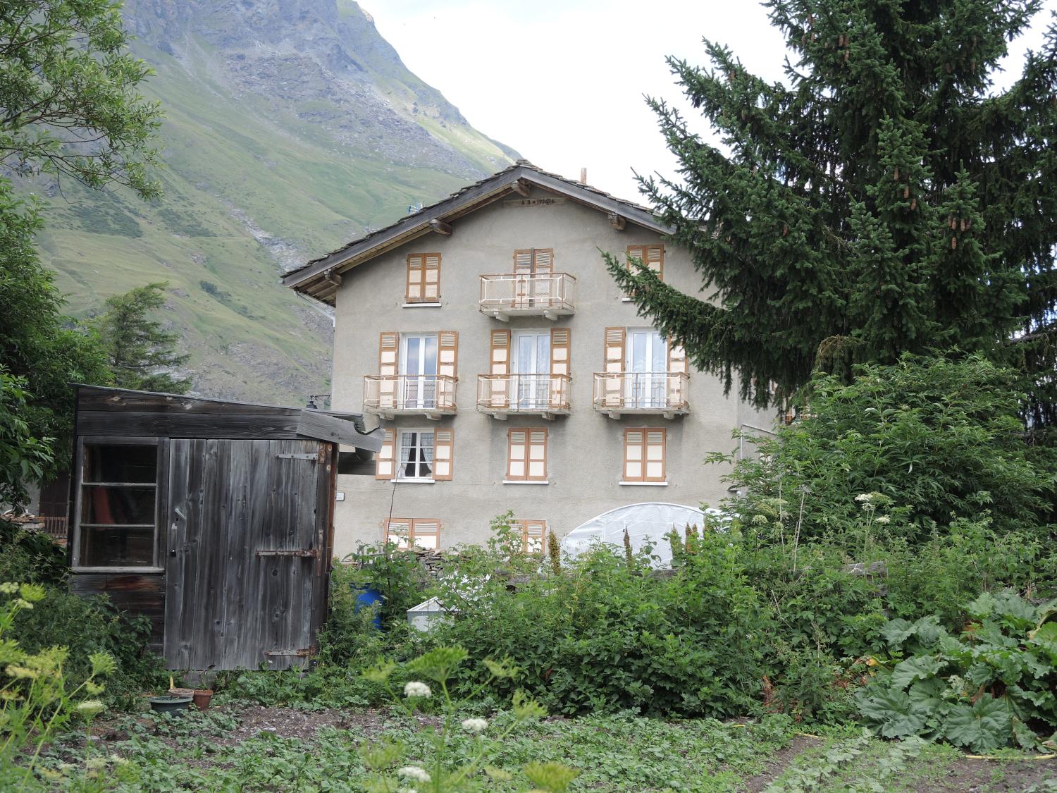 Ensemble de maisons de la reconstruction à Bessans