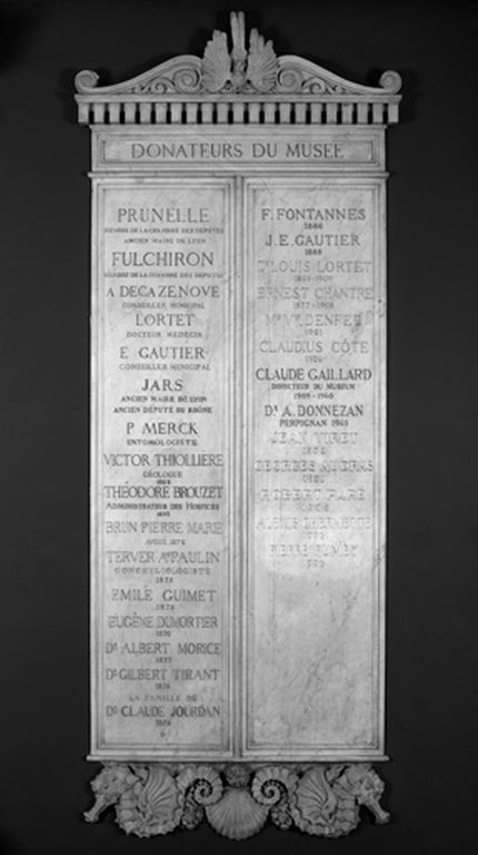 Plaque commémorative: tableau des bienfaiteurs du musée