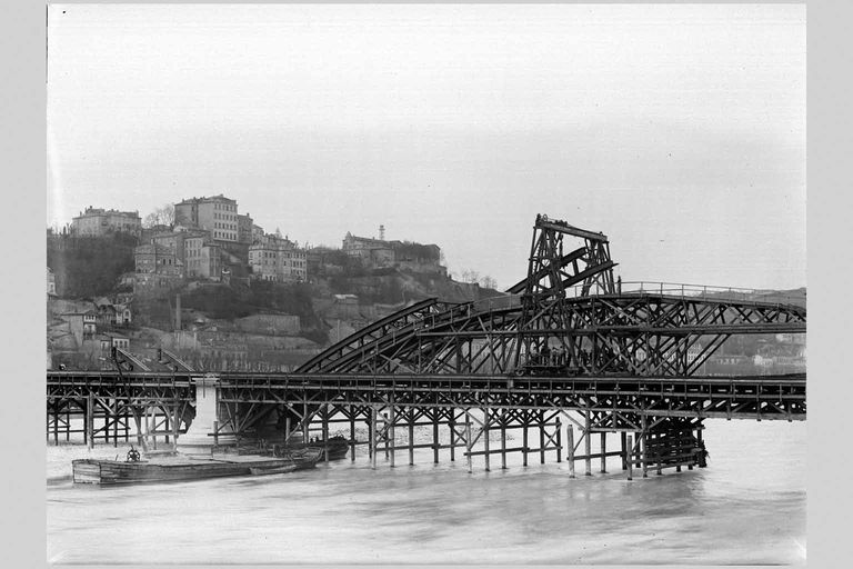 Pont de la Boucle puis Pont Winston-Churchill, La construction du pont de  la Boucle. La construction de la 1ère arche supérieure. Photogr., [1903]  (Arch. mun. Lyon. 15 Ph 1824) (IVR82_20106901086NUCB) - Inventaire