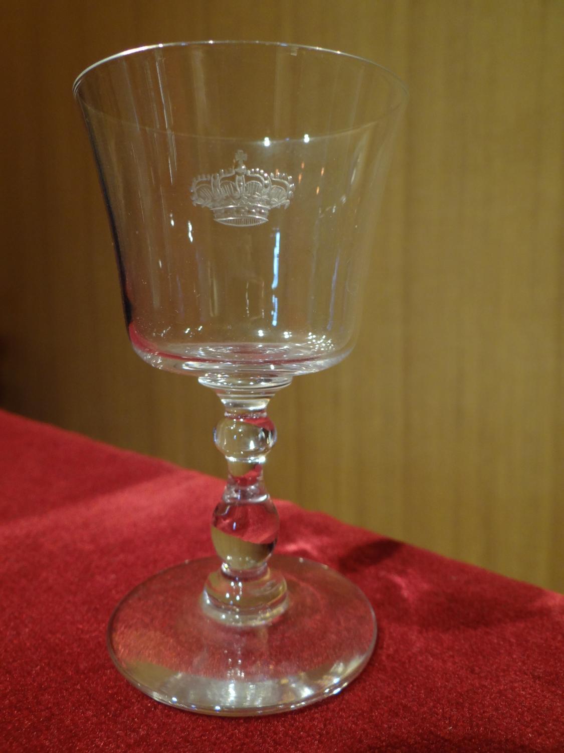 petit verre à pied gravé d'une couronne dite couronne impériale russe