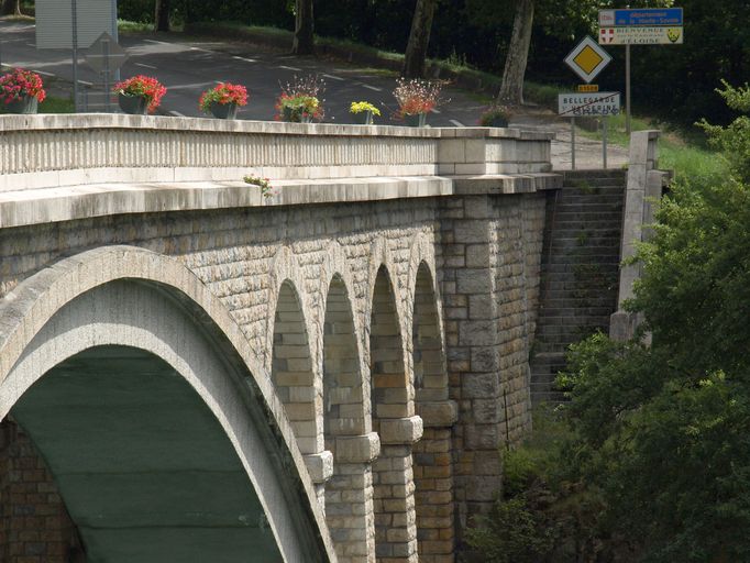 Ensemble de deux ponts routiers, dont le pont routier de Savoie