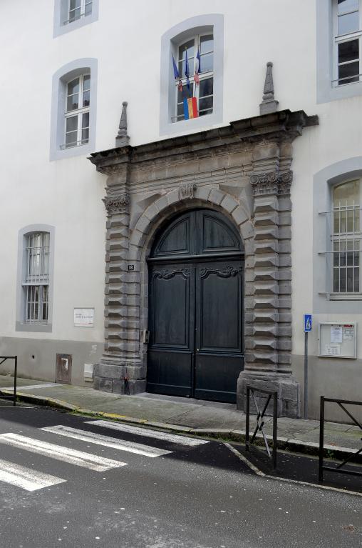 Portes (décor d'élévation extérieure) : portes du collège Jeanne de la Treilhe