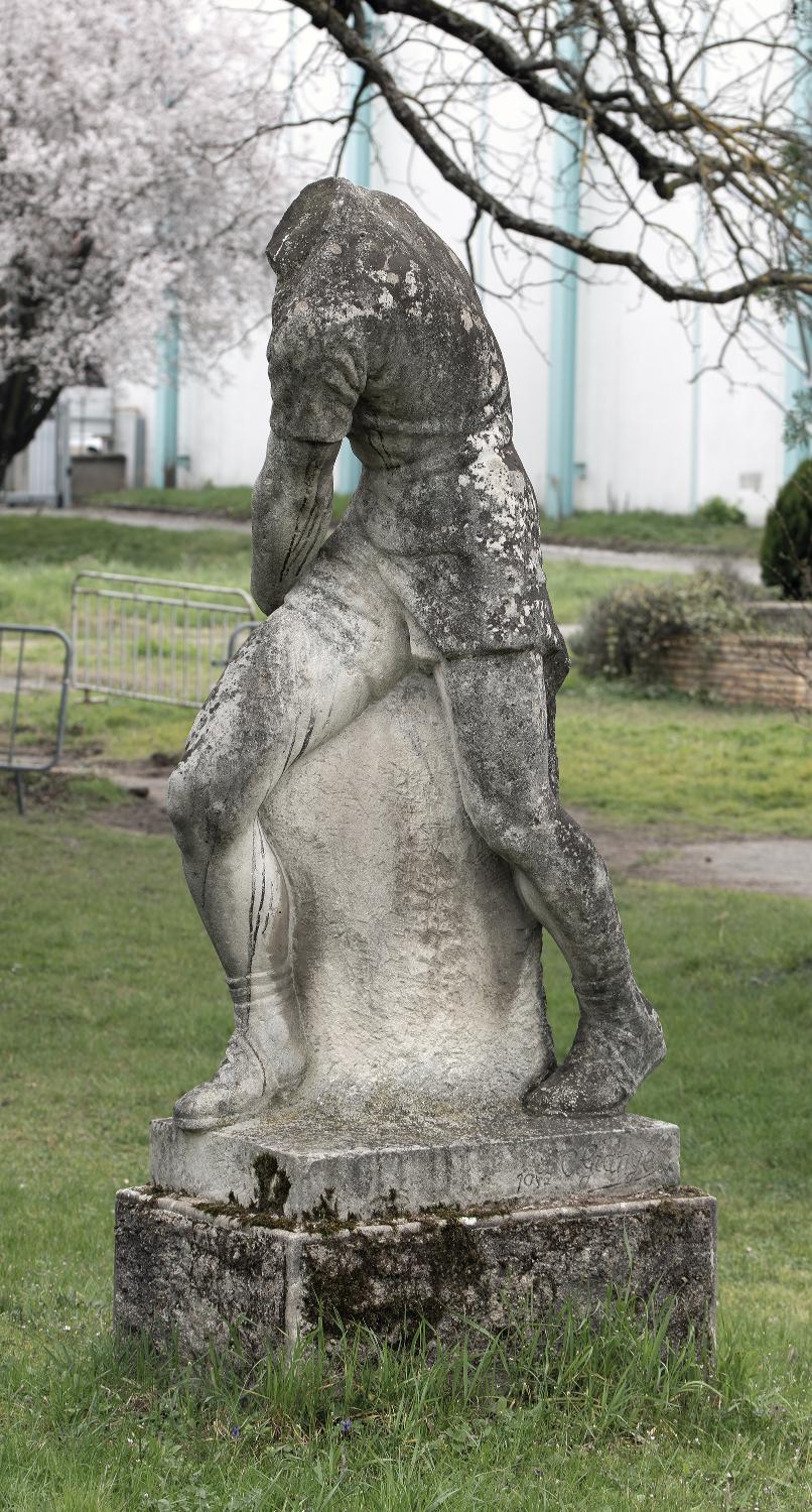 Statue (grandeur nature ; ronde-bosse) : Le joueur de rugby