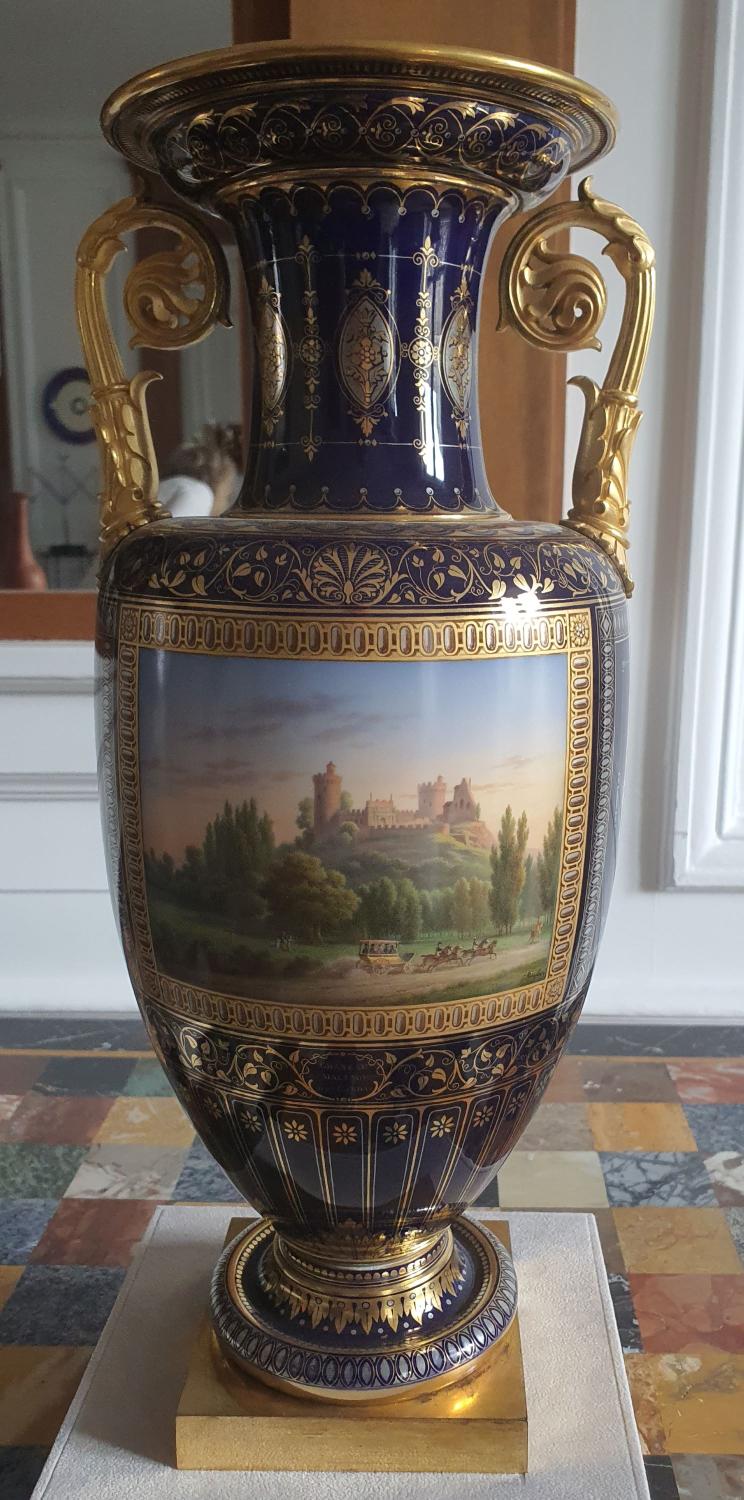 Paire de vases de Sèvres, avec les vues des châteaux de Randan et de Maulmont