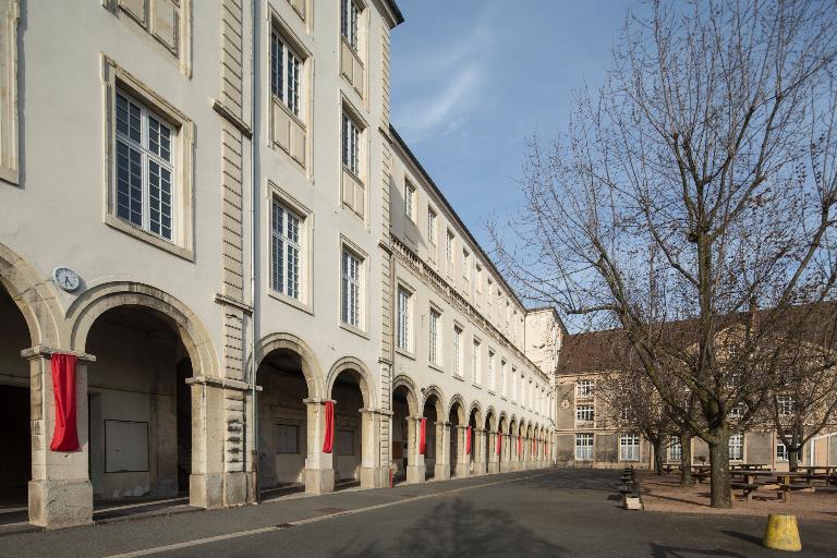 Manoir de Chènevoux, puis collège de jésuites, puis école centrale, puis lycée de garçons, actuellement lycée d'enseignement secondaire Jean-Puy