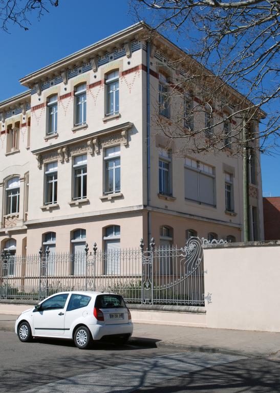 École pratique de commerce et d’industrie, actuellement lycée d’enseignement général, technologique et professionnel, dit cité scolaire Hippolyte Carnot