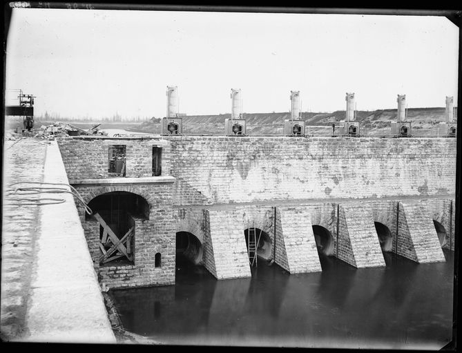 Barrage de garde dit barrage hydroélectrique de Jonage, écluse