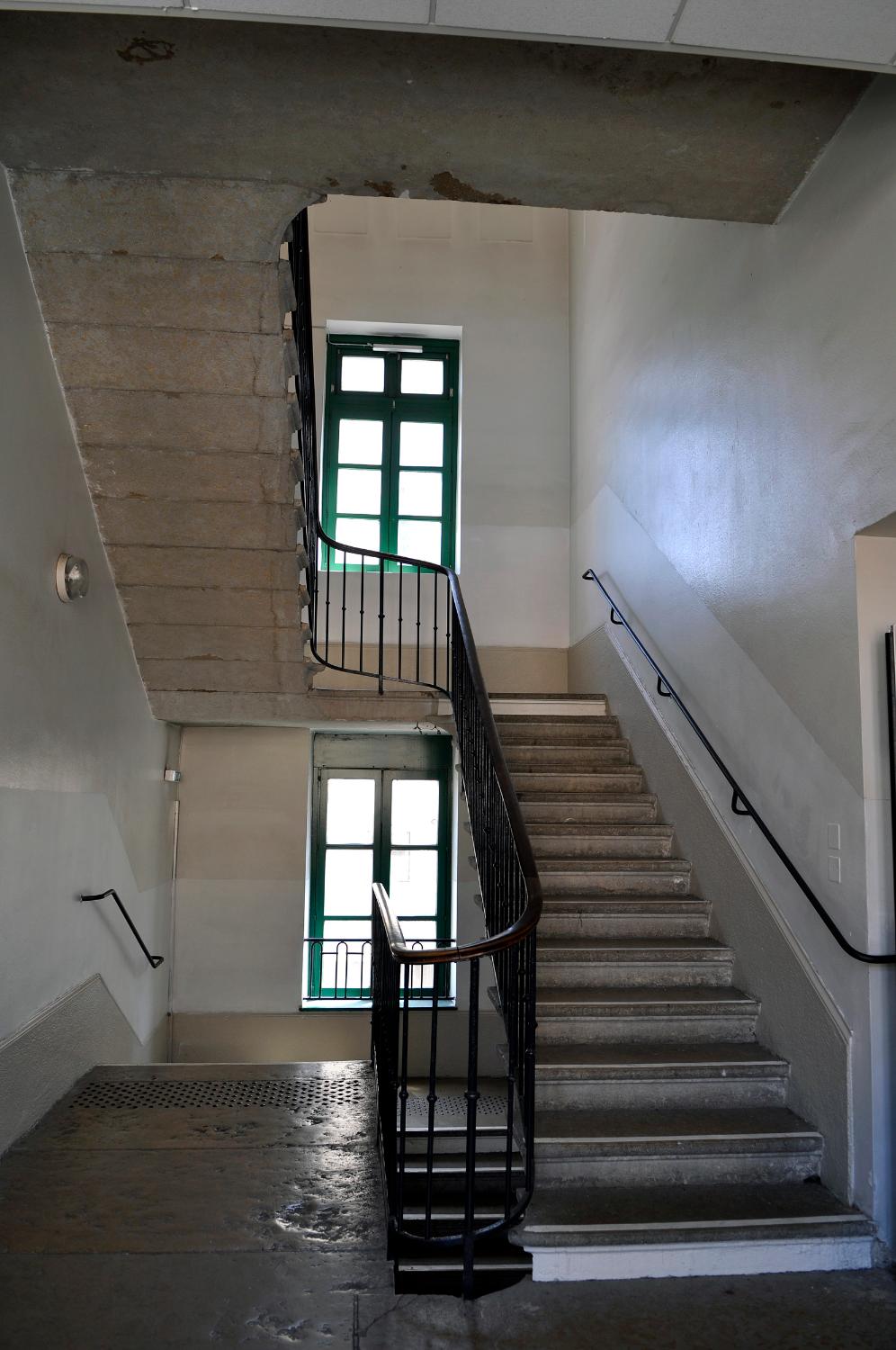 Collège de jésuites, puis institut national, école centrale supplémentaire, école communale secondaire, collège communal et école pratique de commerce et d'industrie, lycée, actuellement collège François-Ponsard