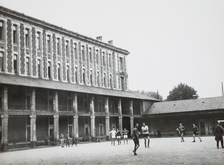 Manoir de Chènevoux, puis collège de jésuites, puis école centrale, puis lycée de garçons, actuellement lycée d'enseignement secondaire Jean-Puy