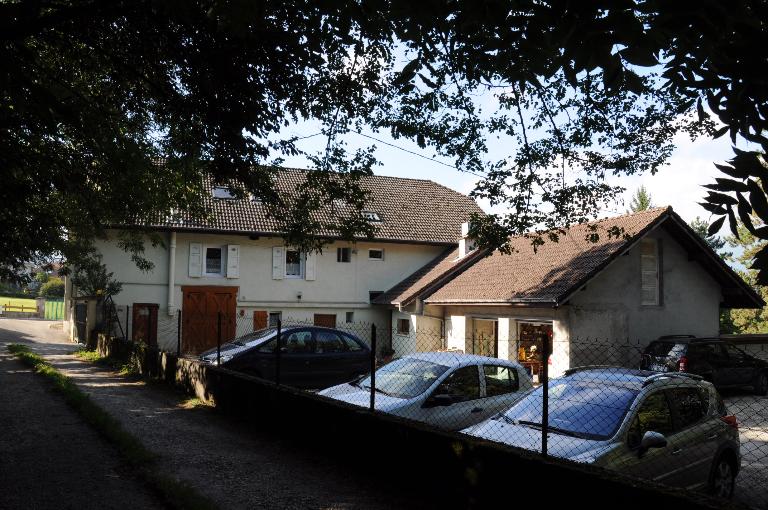 Remise agricole et logement, dépendance du domaine de Chantemerle, puis maison, puis hôtel de voyageurs, dit Auberge de Chantemerle, actuellement résidence meublée Le Chantemerle