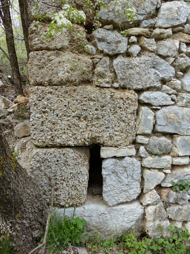 Chaîne d'angle en pierre de taille de brèche calcaire, ferme au hameau du Génisseau.