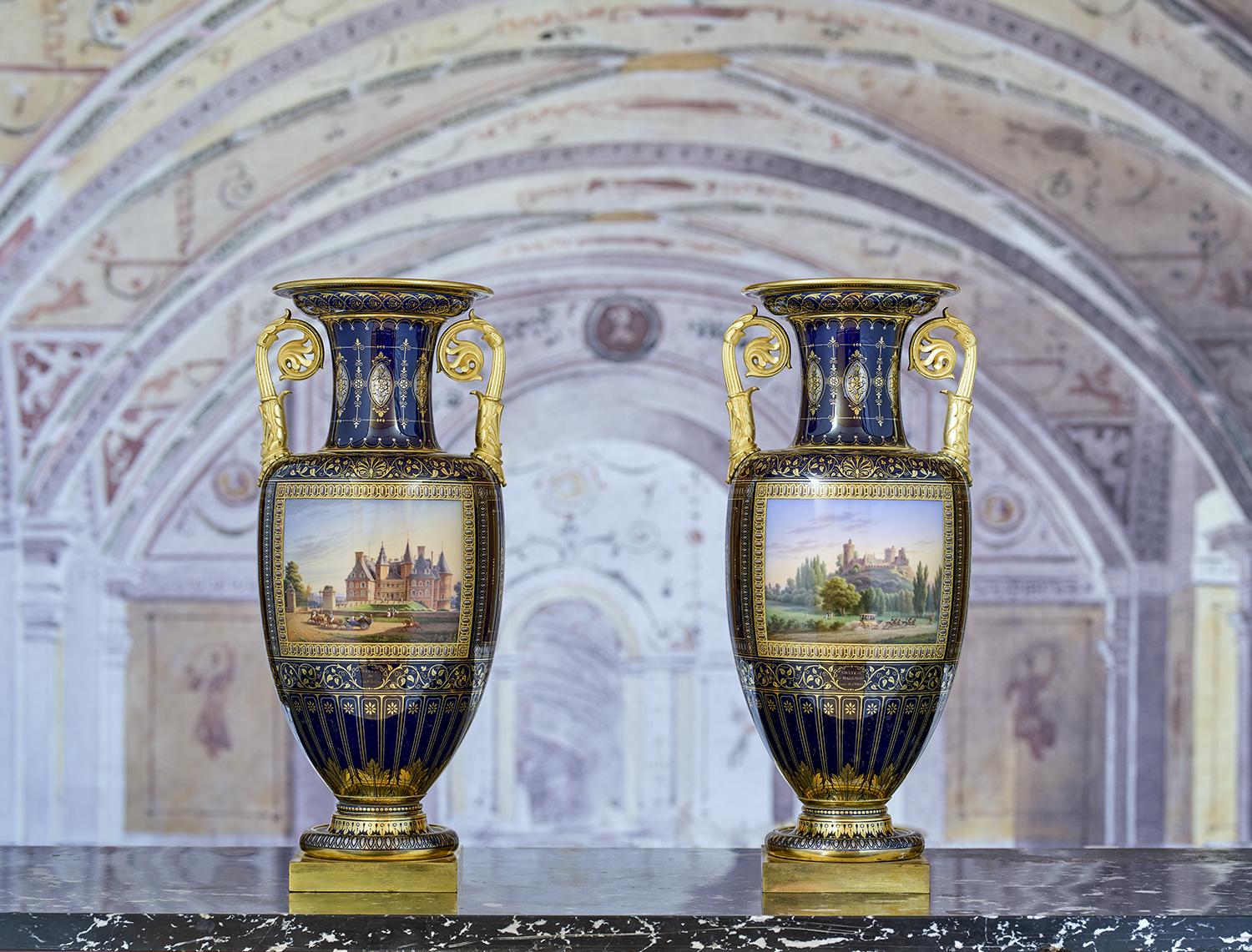 Paire de vases de Sèvres, avec les vues des châteaux de Randan et de Maulmont