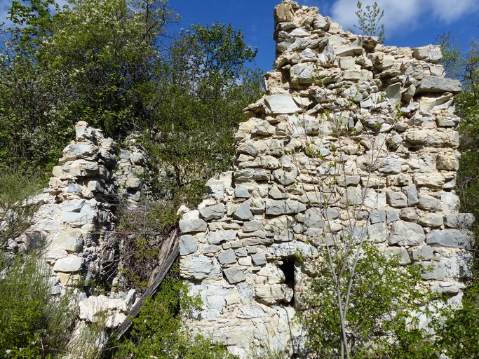 Les entrepôts agricoles de Barret-de-Lioure