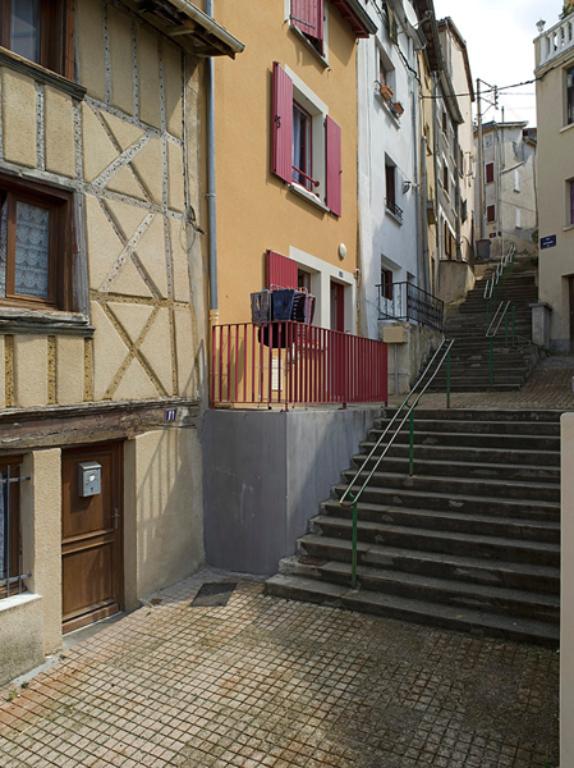 Aménagements de la pente à l'avant des maisons, rue des Forgerons.