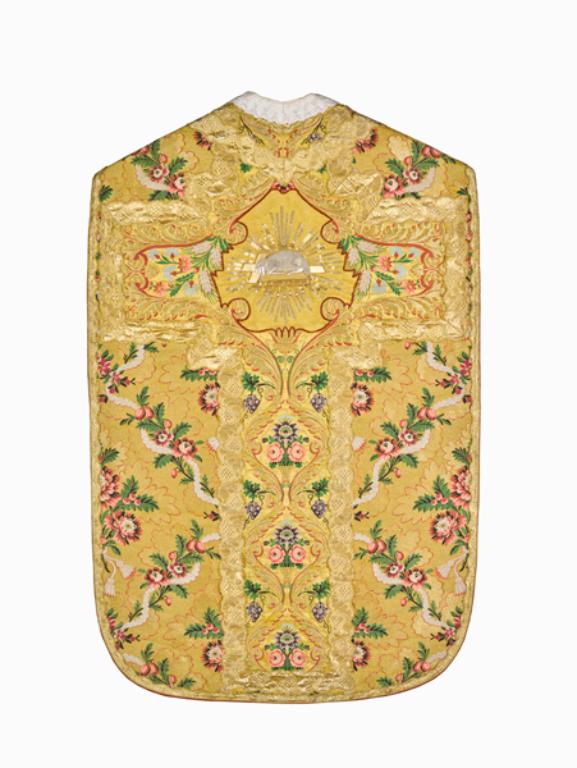 ensemble de 2 chapes (non étudiées), une chasuble, 2 dalmatiques, 2 étoles, un manipule, un voile de calice, une bourse de corporal