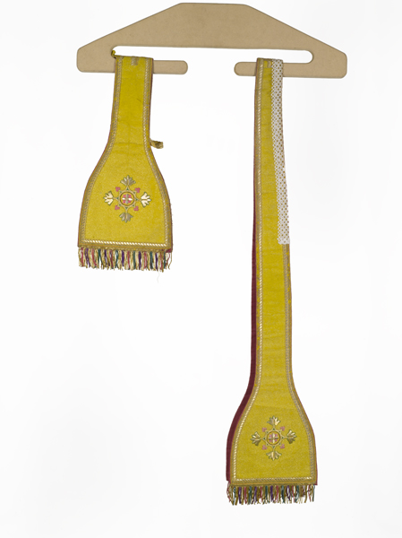 ornement doré : chasuble, étole, manipule, voile de calice, bourse de corporal, pale