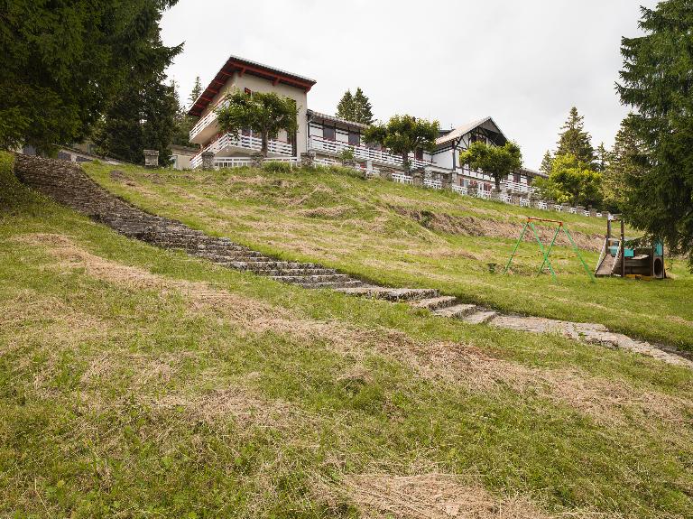 Restaurant dit chalet-restaurant du Mont-Revard, puis hôtel de voyageurs dit Chalet PLM, actuellement hôtel de voyageurs dit Le Chalet Bouvard