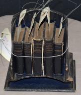 Livre n°2 d'un ensemble de livres (5) ; présentoir à documents