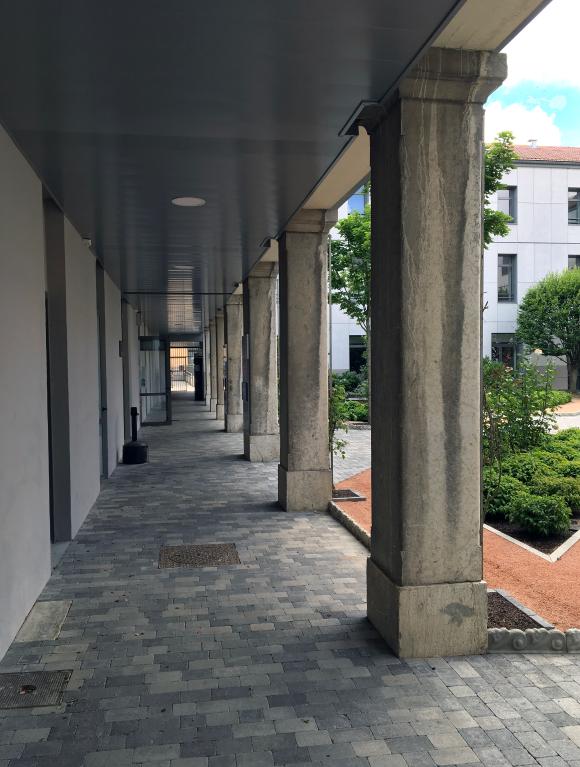 Collège de jésuites, puis école centrale, école secondaire communale, lycée impérial, lycée de garçons, actuellement lycée Lalande
