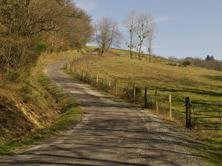 Petite route sur les pentes sud-est de la commune.