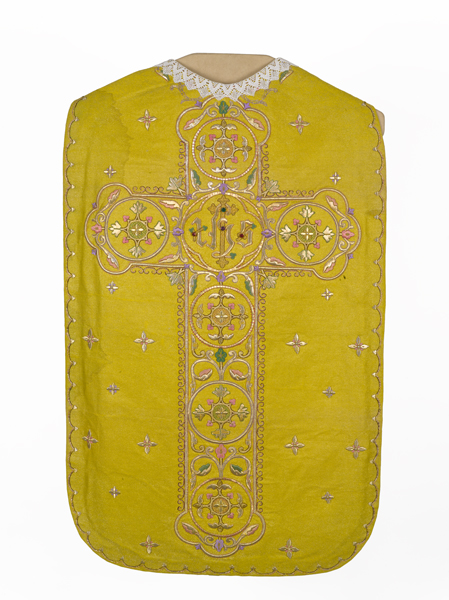 ornement doré : chasuble, étole, manipule, voile de calice, bourse de corporal, pale