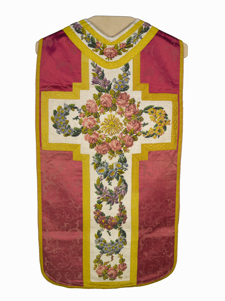 ornement rouge : chasuble ; étole ; manipule ; bourse de corporal ; voile de calice