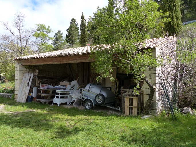 Hangar disjoint, ferme au Terron.