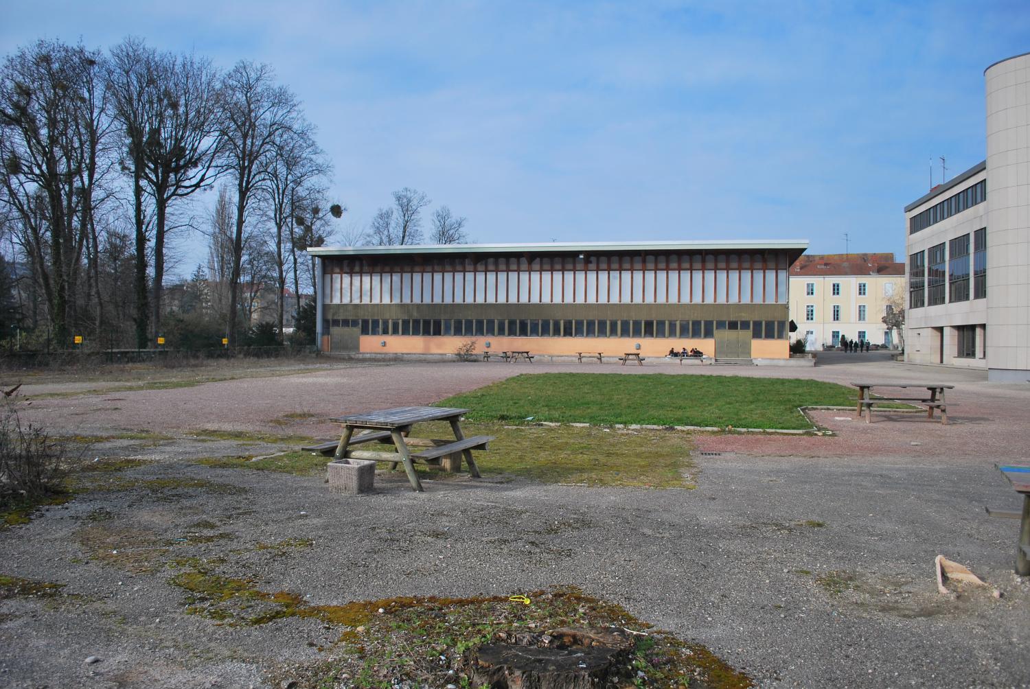 Collège de jésuites, puis école centrale, école secondaire communale, lycée impérial, lycée de garçons, actuellement lycée Lalande