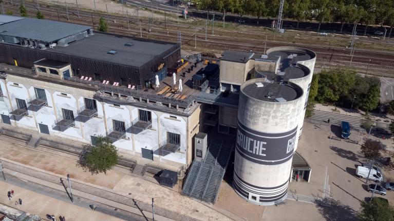 Entrepôt commercial, dit magasin général des sucres, puis la Sucrière espace d'exposition.