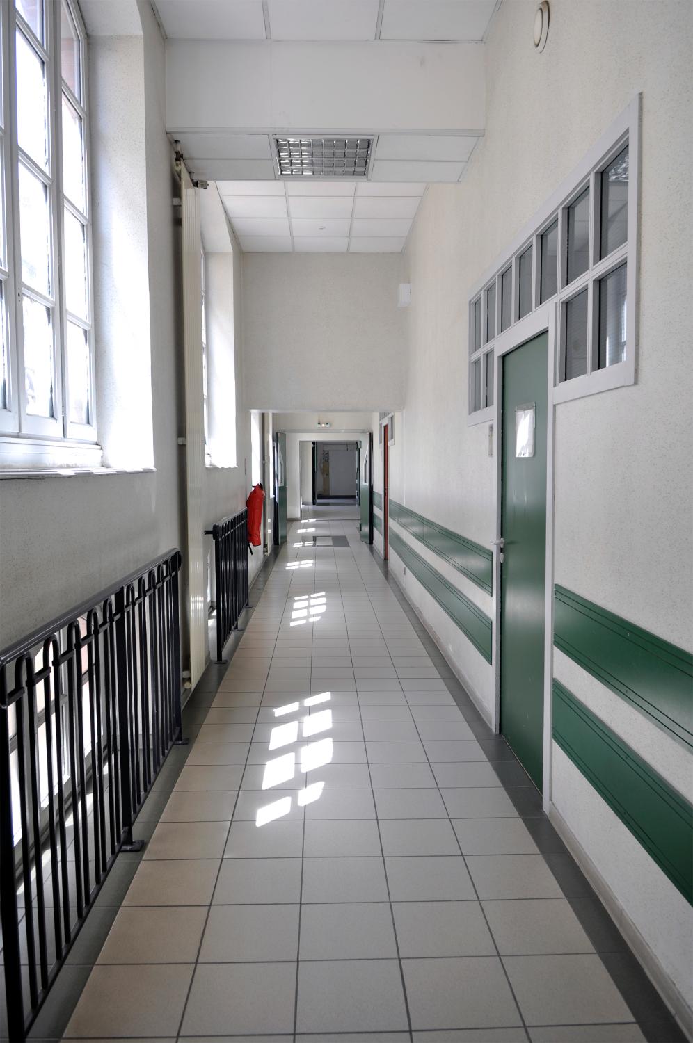 Collège de jésuites, puis institut national, école centrale supplémentaire, école communale secondaire, collège communal et école pratique de commerce et d'industrie, lycée, actuellement collège François-Ponsard