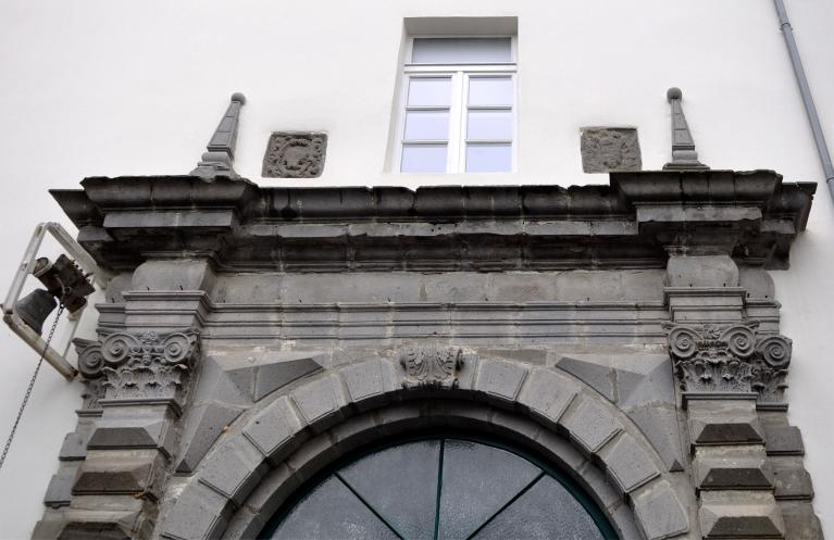 Portes (décor d'élévation extérieure) : portes du collège Jeanne de la Treilhe