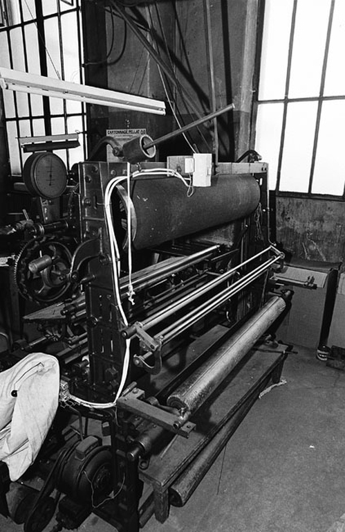 27 machines à tisser dite métiers à tisser, machine à enfiler, machine à contrôler dite visiteuse, 3 machines à bobiner de l'usine Dorures Louis Mathieu Industrie