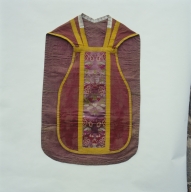 Ornement rouge (n°2) : chasuble, étole, manipule, voile de calice