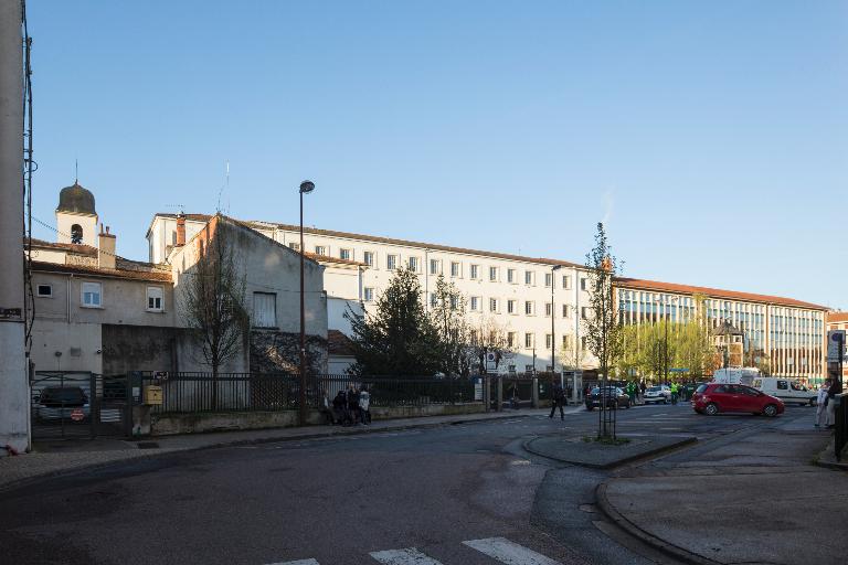 Manoir de Chènevoux, puis collège de jésuites, puis école centrale, puis lycée de garçons, actuellement lycée d'enseignement secondaire Jean-Puy