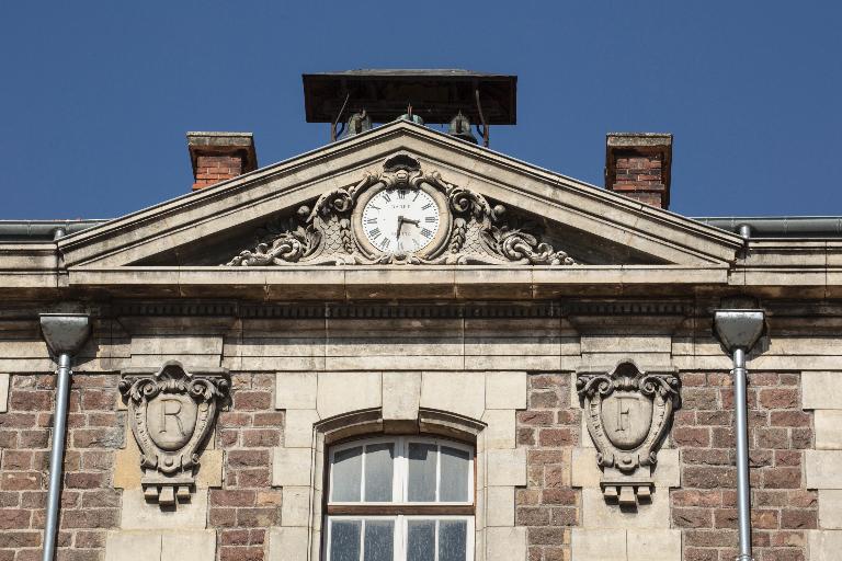 Manoir de Chènevoux, puis collège de jésuites, puis école centrale, puis lycée de garçons, actuellement lycée d'enseignement secondaire Jean-Puy