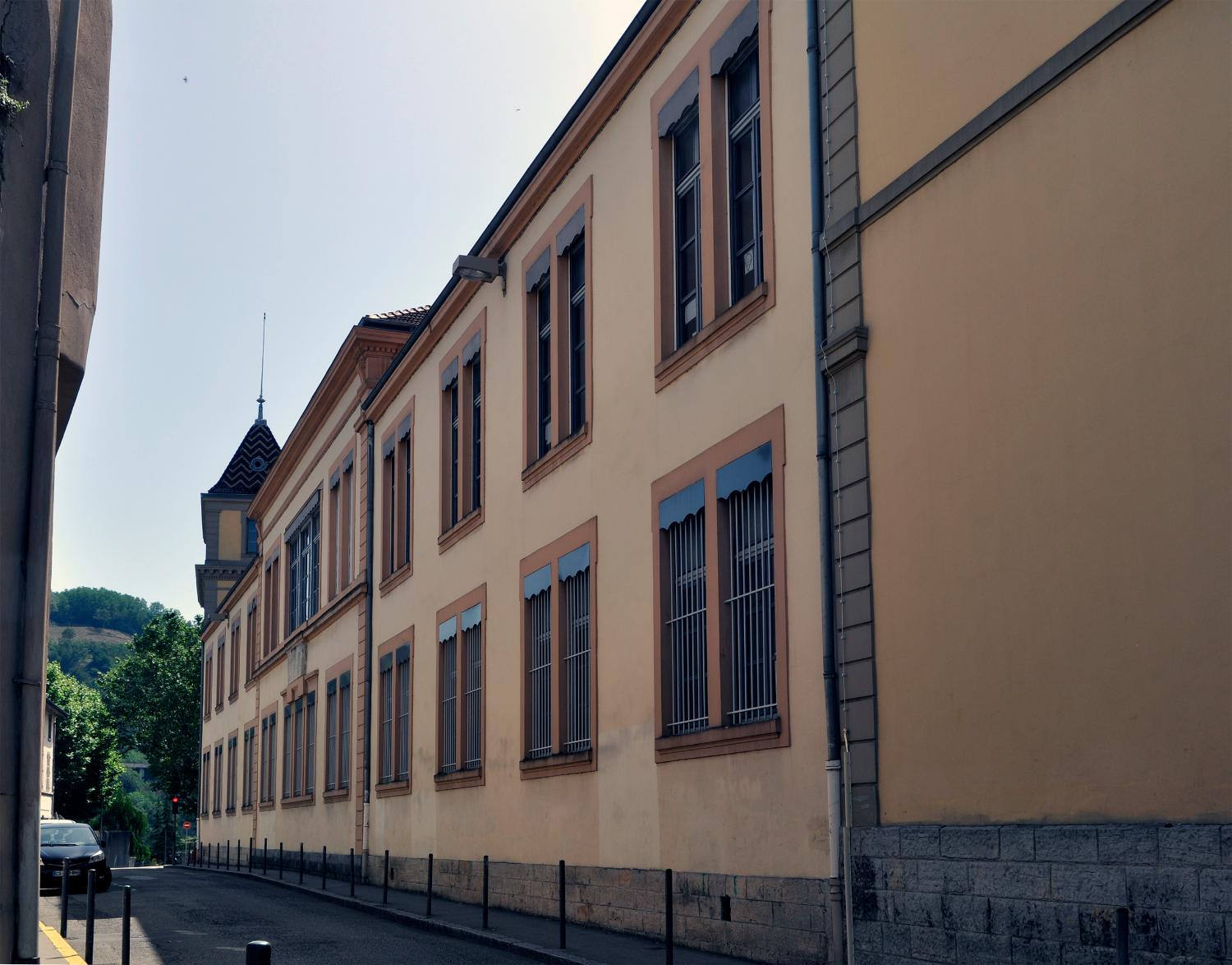 Collège de jésuites, puis institut national, école centrale supplémentaire, école communale secondaire, collège communal et école pratique de commerce et d'industrie, lycée, actuellement collège François-Ponsard